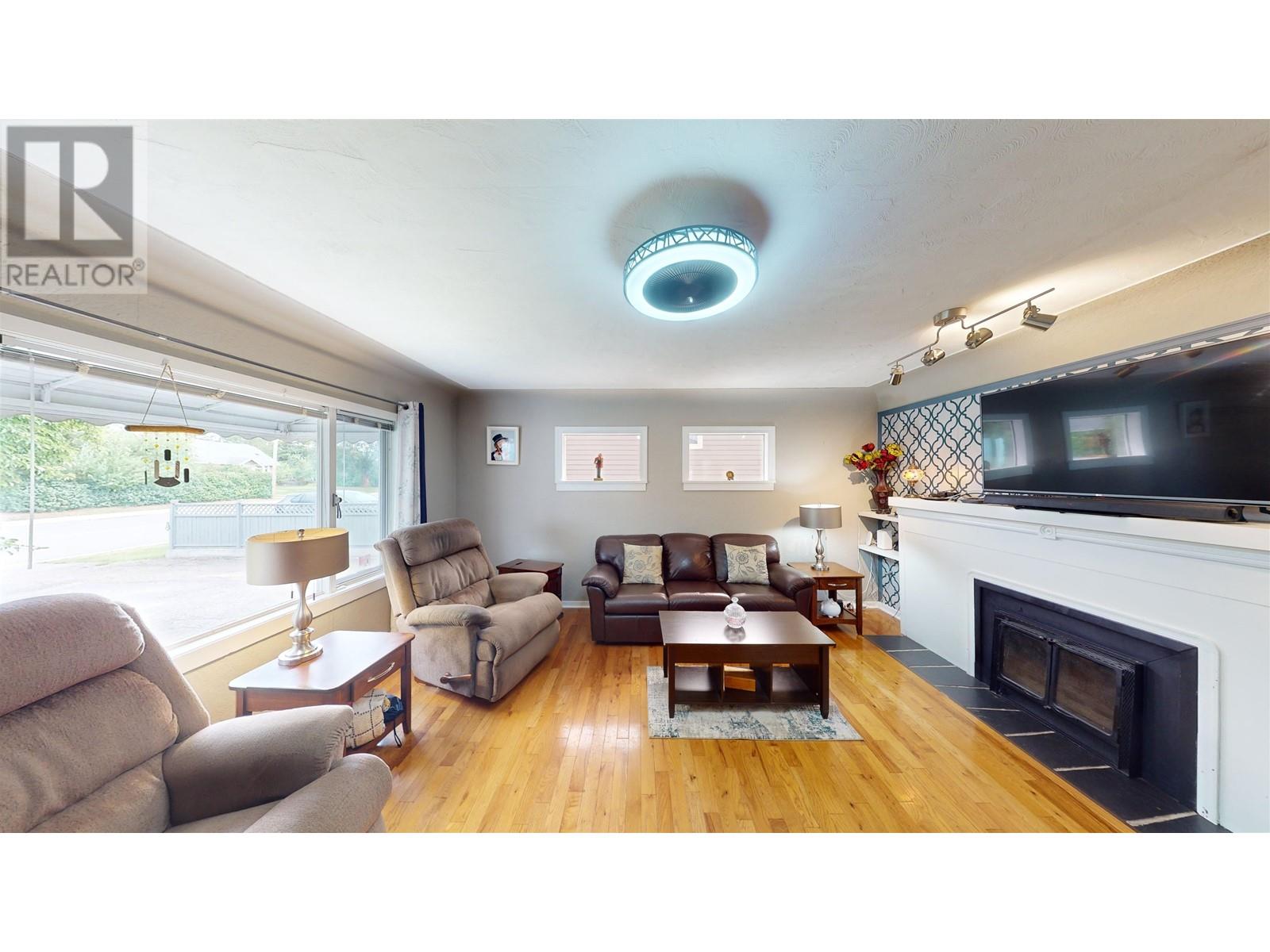 Property at 557 MCLEAN STREET image 4
