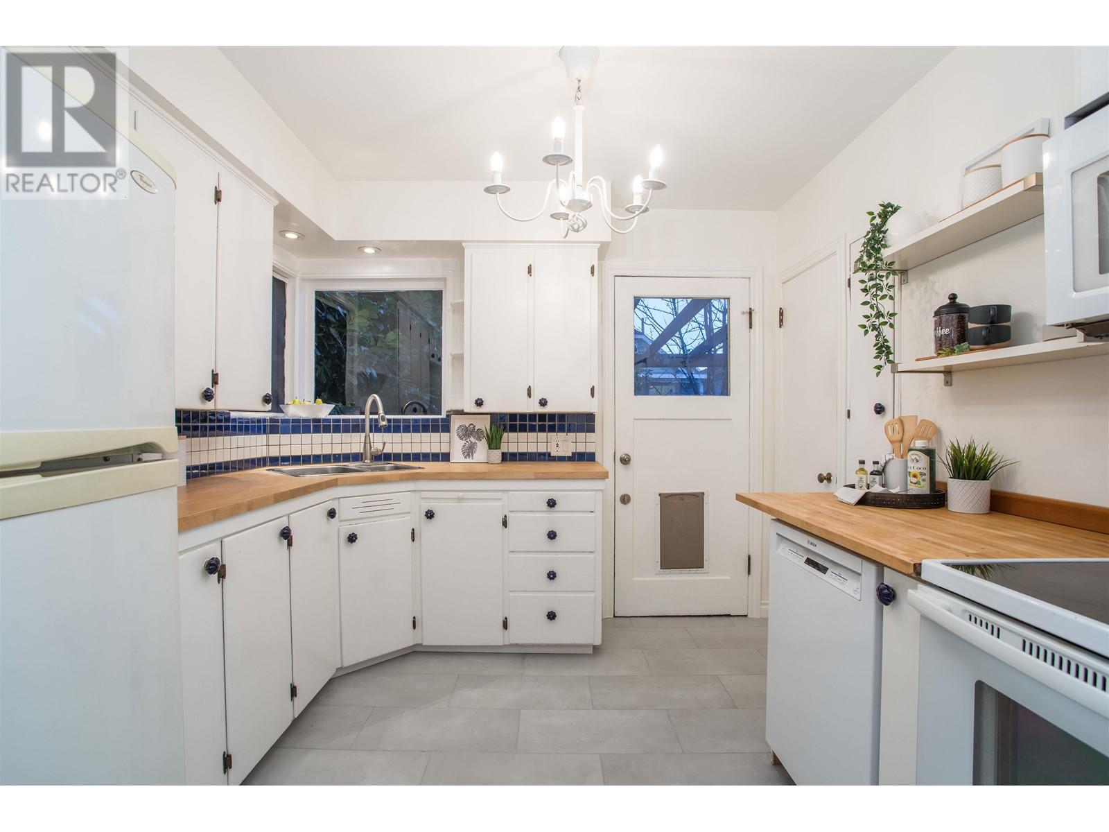 Listing Picture 12 of 35 : 42 E 24TH AVENUE, Vancouver / 溫哥華 - 魯藝地產 Yvonne Lu Group - MLS Medallion Club Member