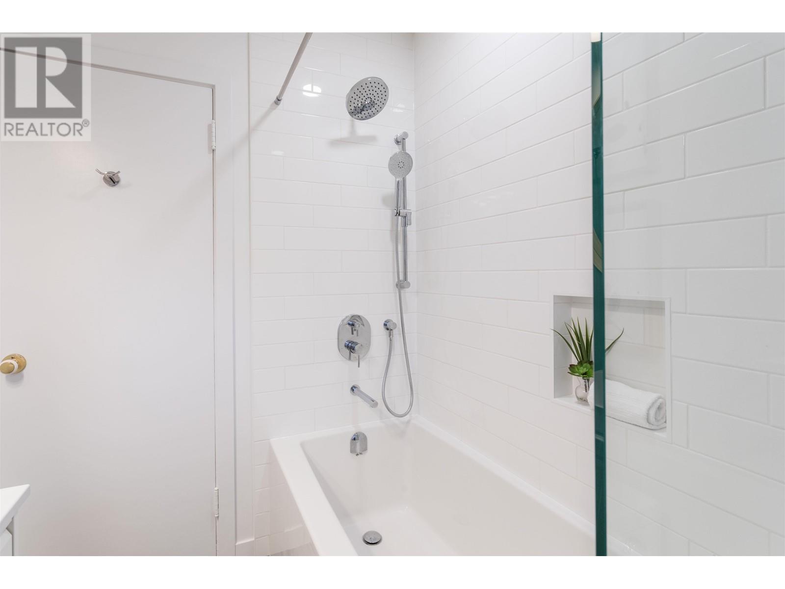 Listing Picture 22 of 35 : 42 E 24TH AVENUE, Vancouver / 溫哥華 - 魯藝地產 Yvonne Lu Group - MLS Medallion Club Member