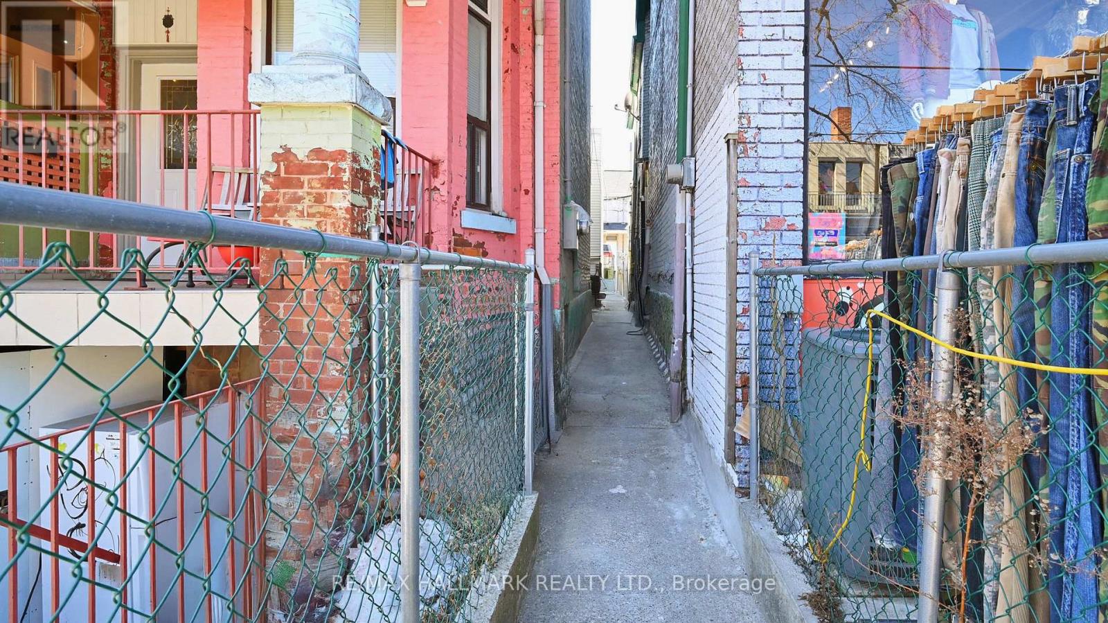 38 Kensington Avenue, Toronto (Kensington-Chinatown), Ontario  M5T 2J9 - Photo 26 - C12010174