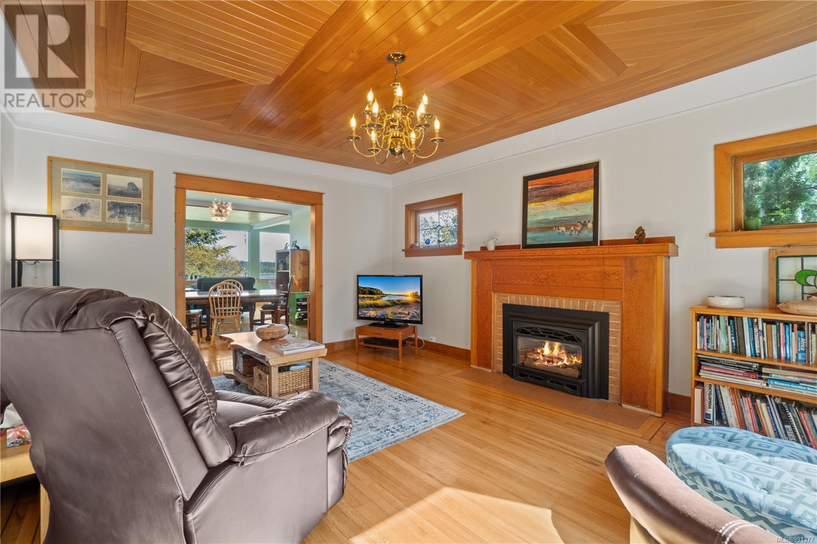 Property at 293 Bayview Ave image 4