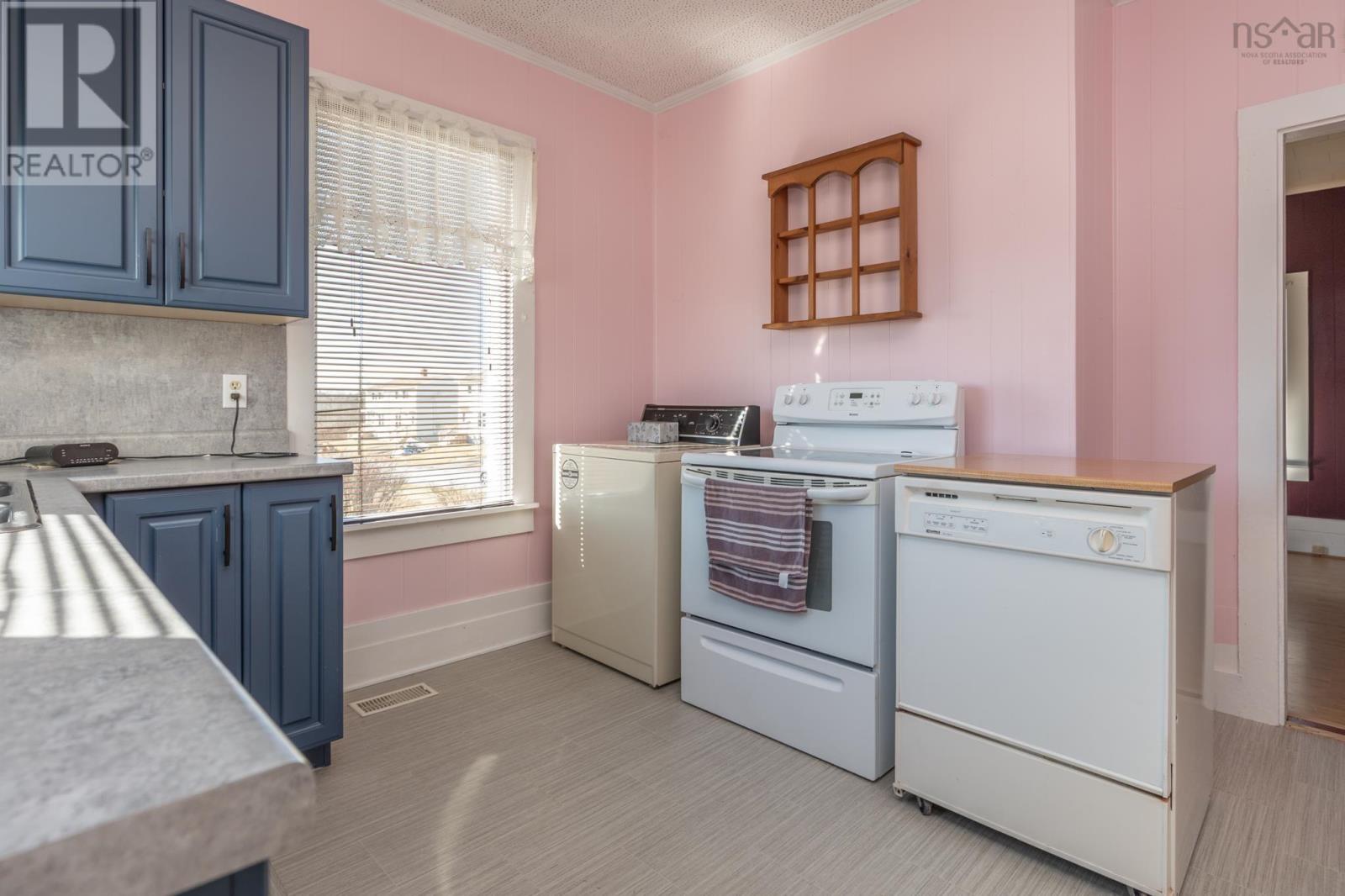 49 Kempt Street, Yarmouth, Nova Scotia  B5A 3Z8 - Photo 5 - 202504283