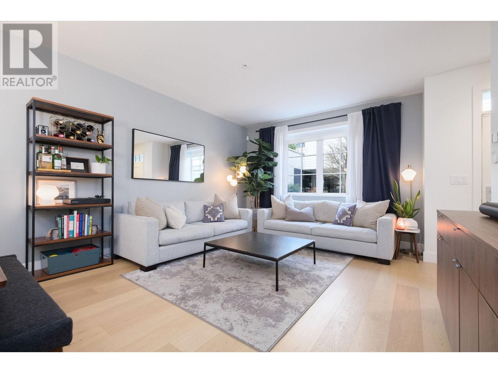 23 1133 Ridgewood Drive, North Vancouver, British Columbia  V7R 0A4 - Photo 2 - R2975389
