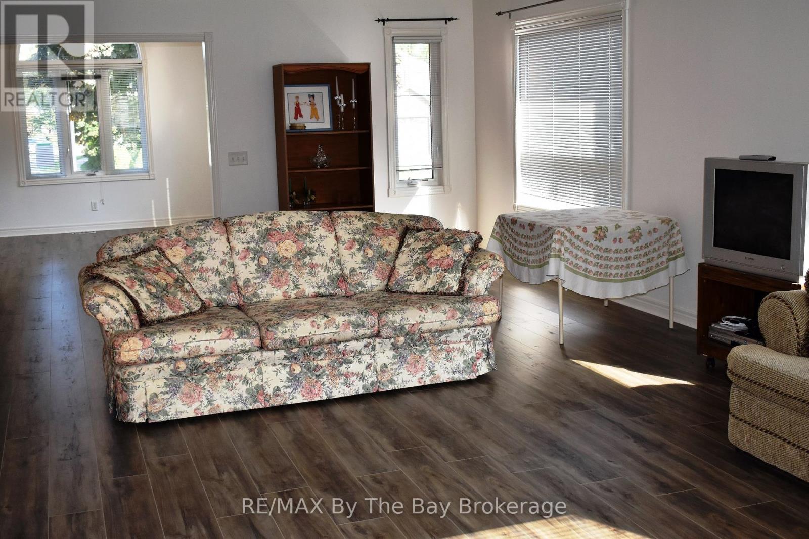 433 Ramblewood Drive, Wasaga Beach, Ontario  L9Z 1P3 - Photo 5 - S12010419