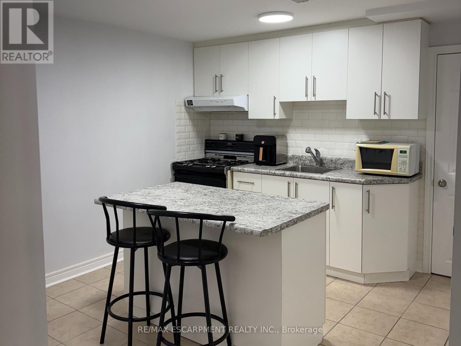 27 Woodenhill Court, Toronto, Ontario  M6M 1K8 - Photo 4 - W12004482