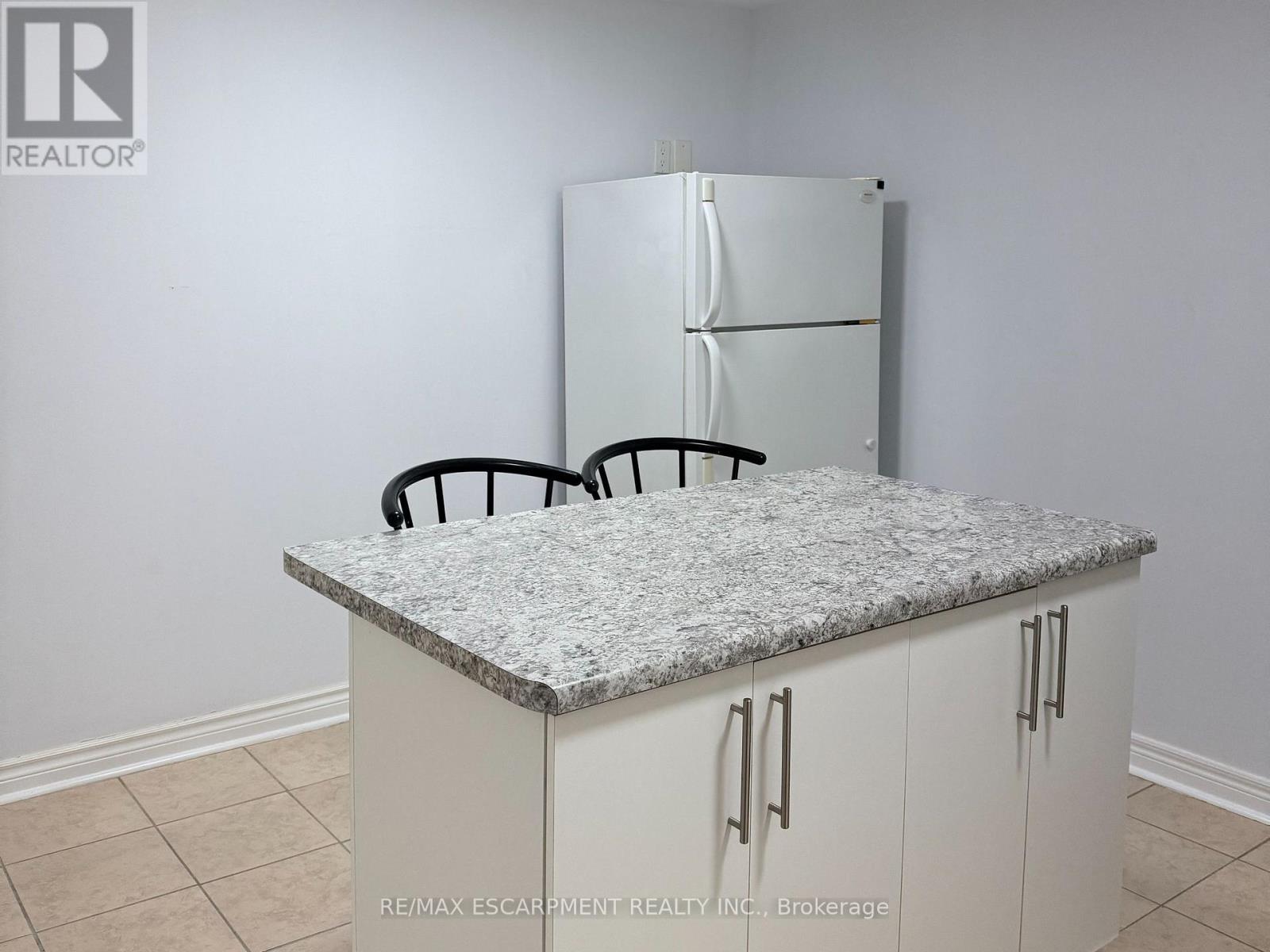 27 Woodenhill Court, Toronto, Ontario  M6M 1K8 - Photo 5 - W12004482