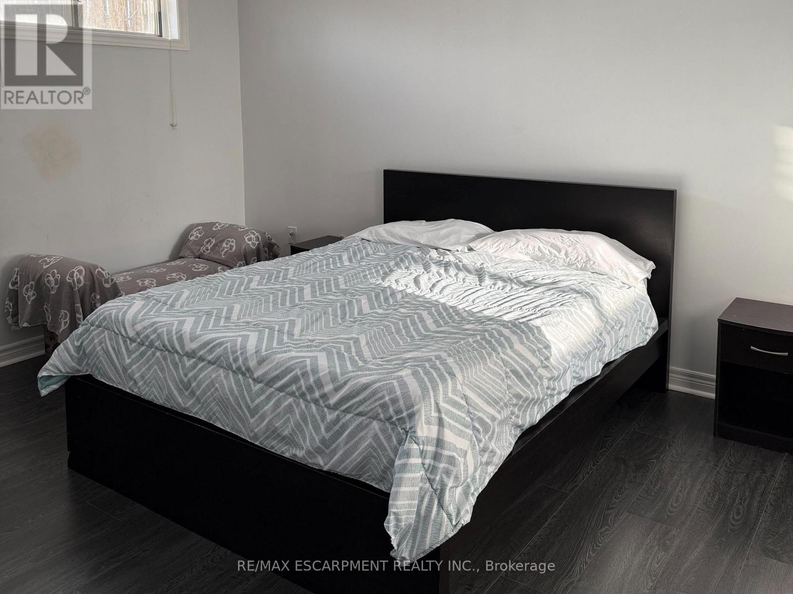 27 Woodenhill Court, Toronto, Ontario  M6M 1K8 - Photo 7 - W12004482