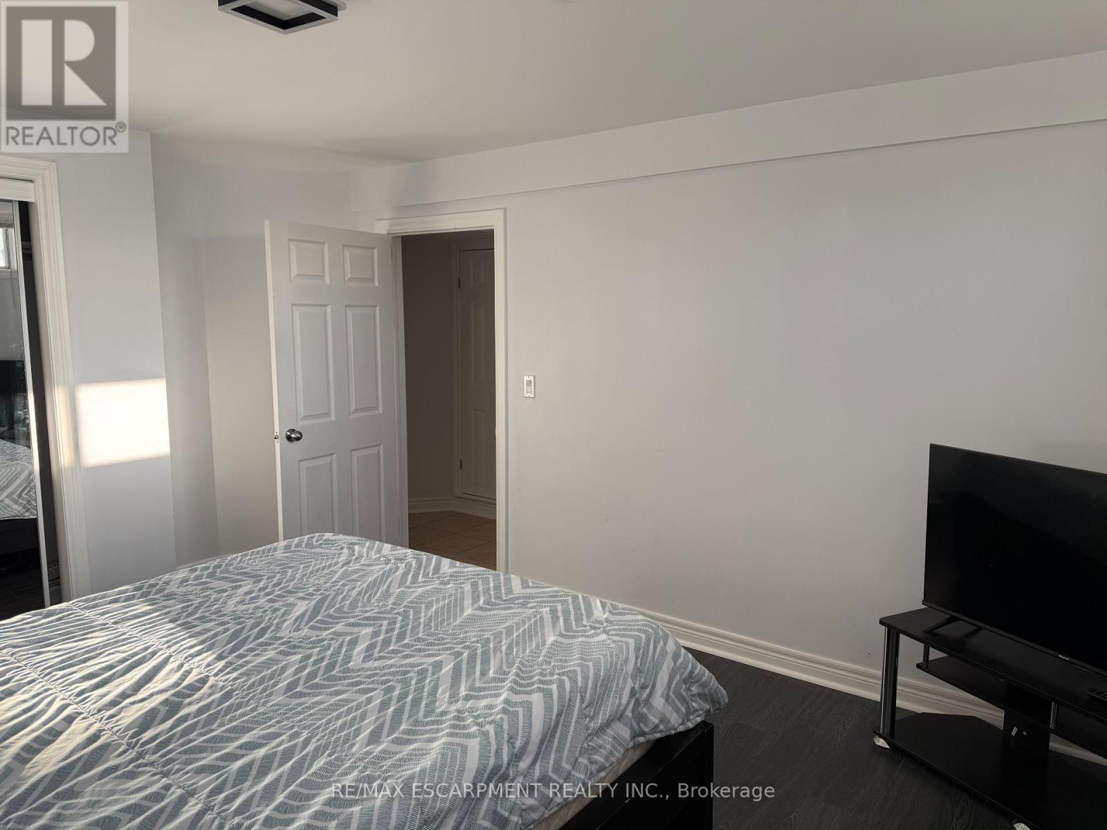 27 Woodenhill Court, Toronto, Ontario  M6M 1K8 - Photo 8 - W12004482