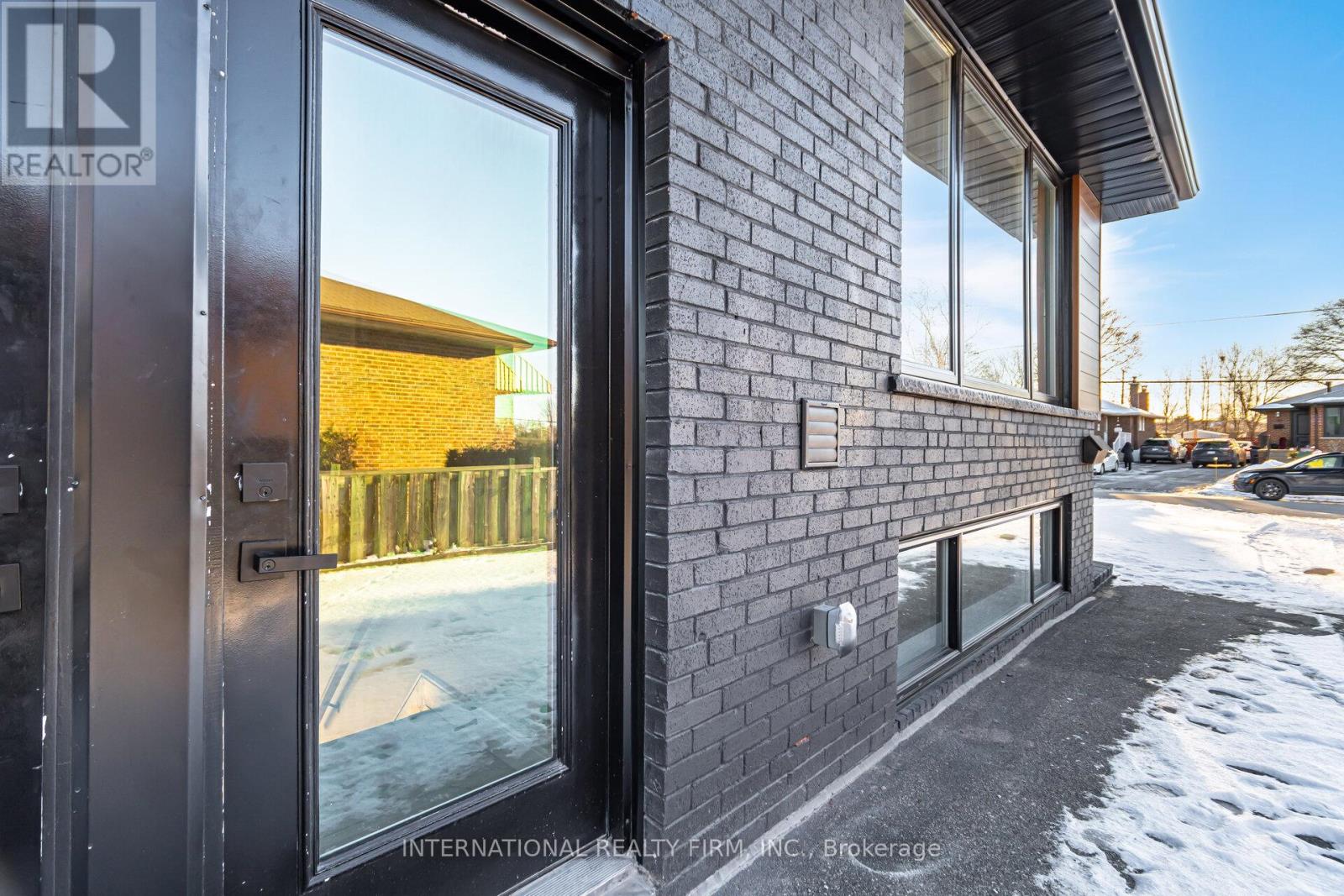 Unit #4 - 25 Templar Drive, Toronto, Ontario  M9R 3C6 - Photo 2 - W11979141