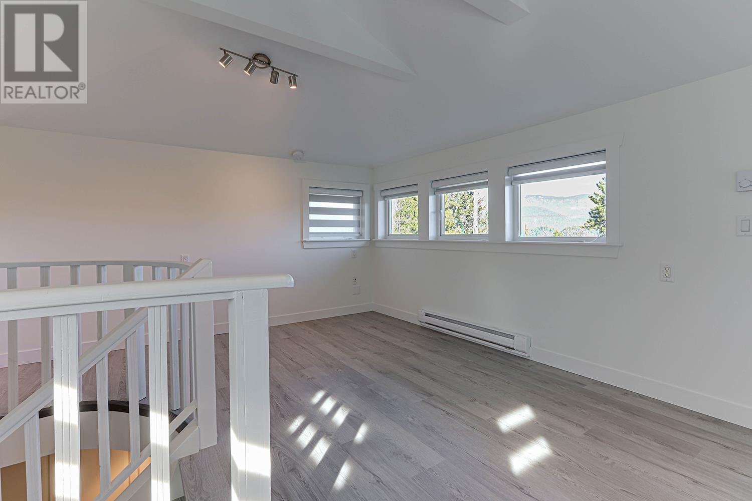 4254 Caddy Road, North Vancouver, British Columbia  V7G 1B7 - Photo 27 - R2975492