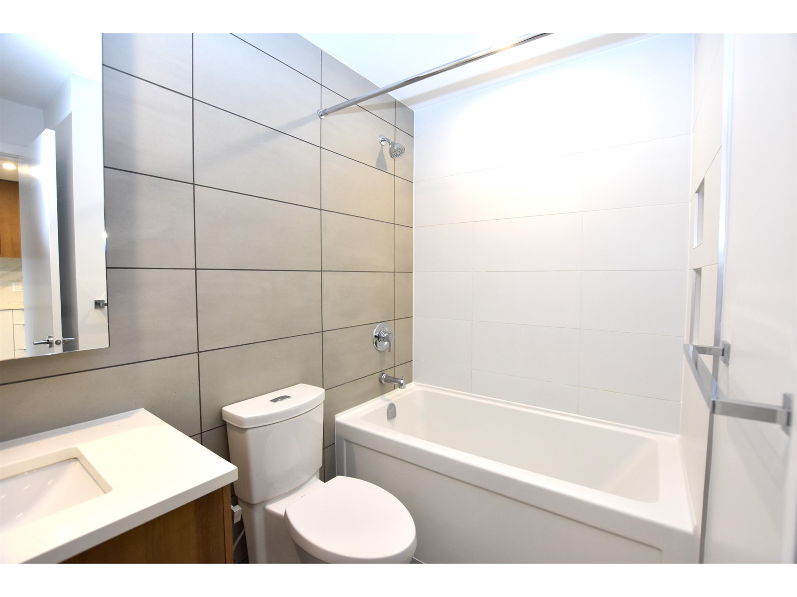806 13359 Old Yale Road, Surrey, British Columbia  V3T 0S4 - Photo 3 - R2975329