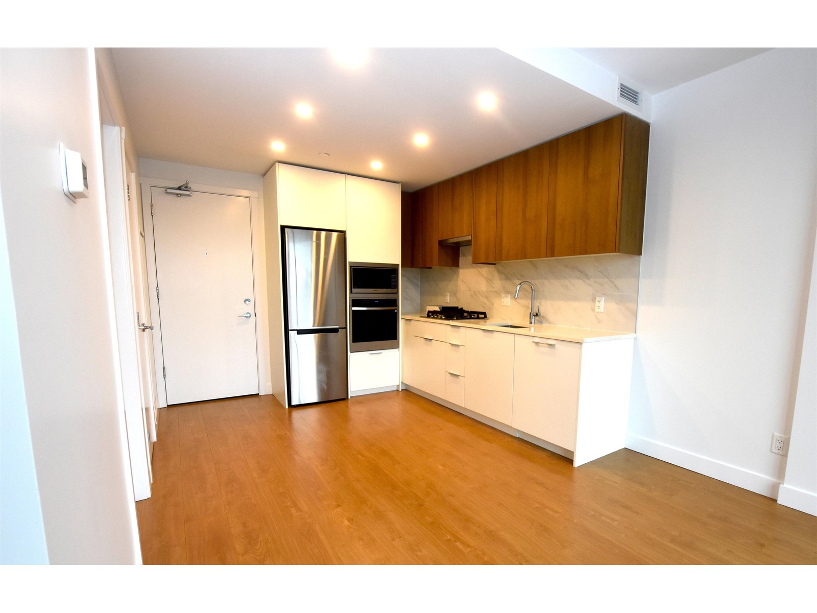 806 13359 Old Yale Road, Surrey, British Columbia  V3T 0S4 - Photo 1 - R2975329