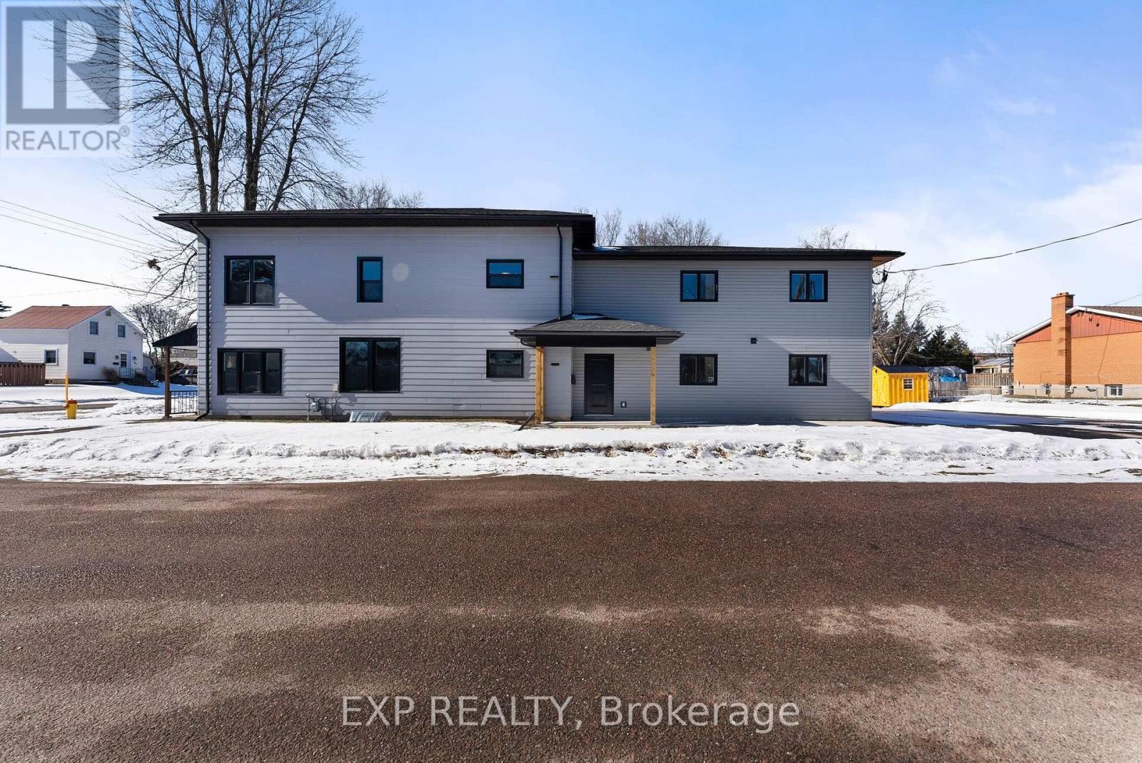 585 Perth Street, Pembroke, Ontario  K8A 6B9 - Photo 1 - X12010830