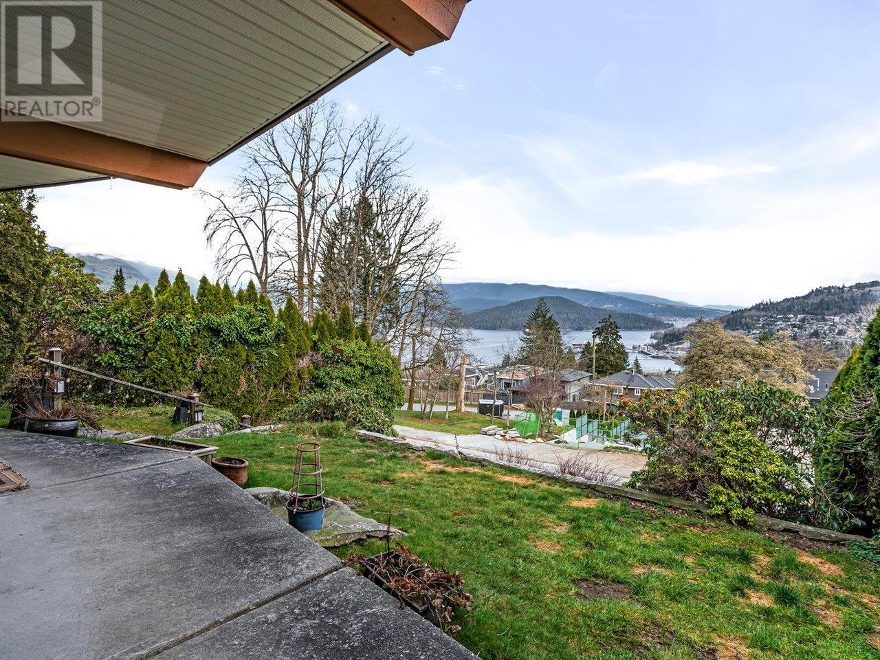 151 N Holdom Avenue, Burnaby, British Columbia  V5B 1K2 - Photo 10 - R2975527