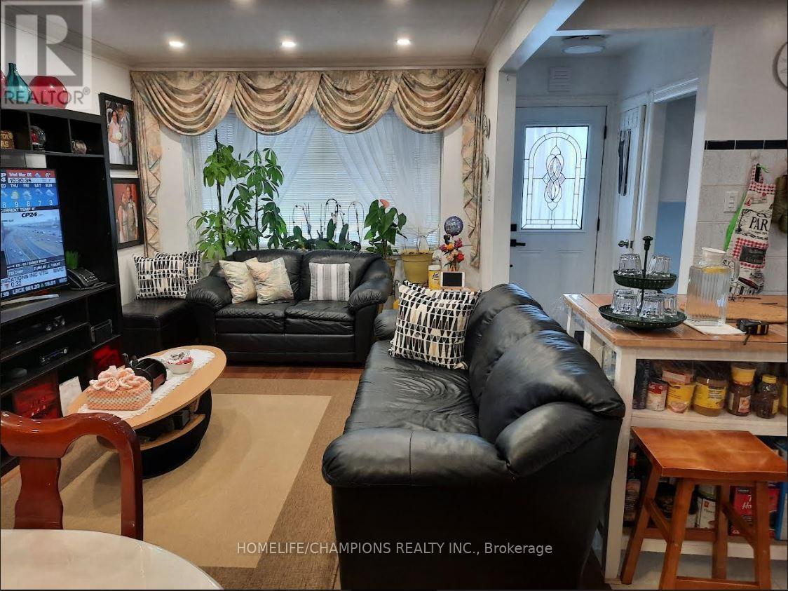 436 Oakwood Avenue, Toronto, Ontario  M6E 2W5 - Photo 6 - C12010810