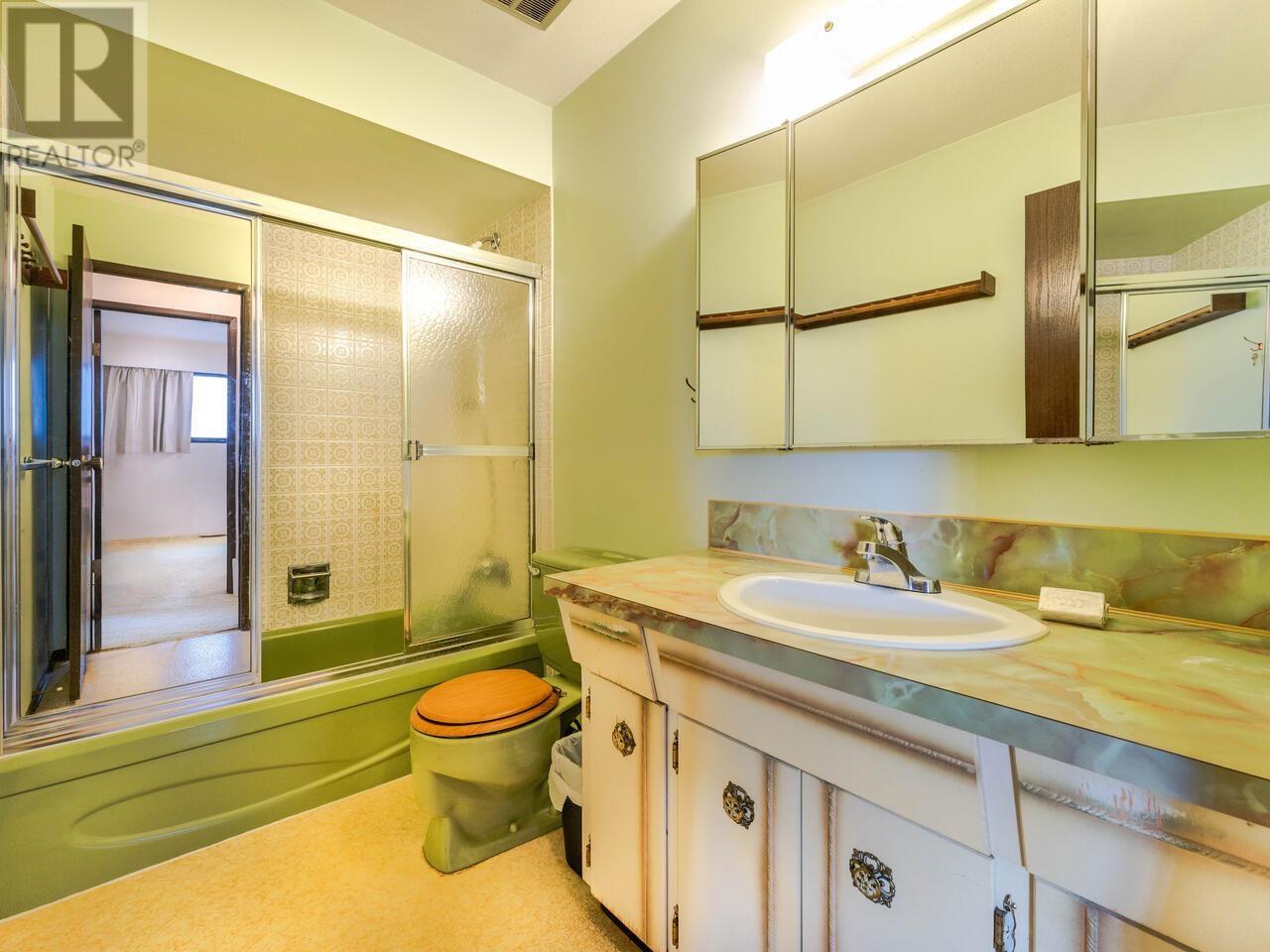 Listing Picture 13 of 21 : 4331 LANCELOT DRIVE, Richmond / 烈治文 - 魯藝地產 Yvonne Lu Group - MLS Medallion Club Member