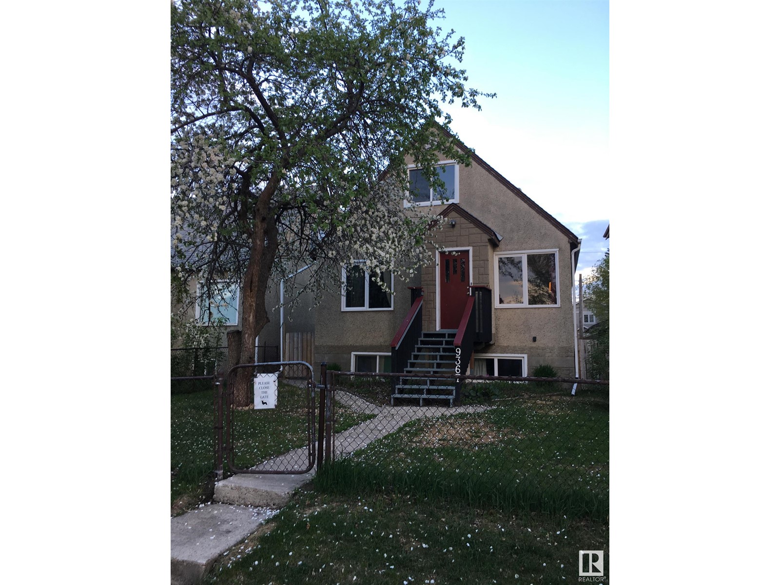 9367 75 AV NW, Edmonton, Alberta