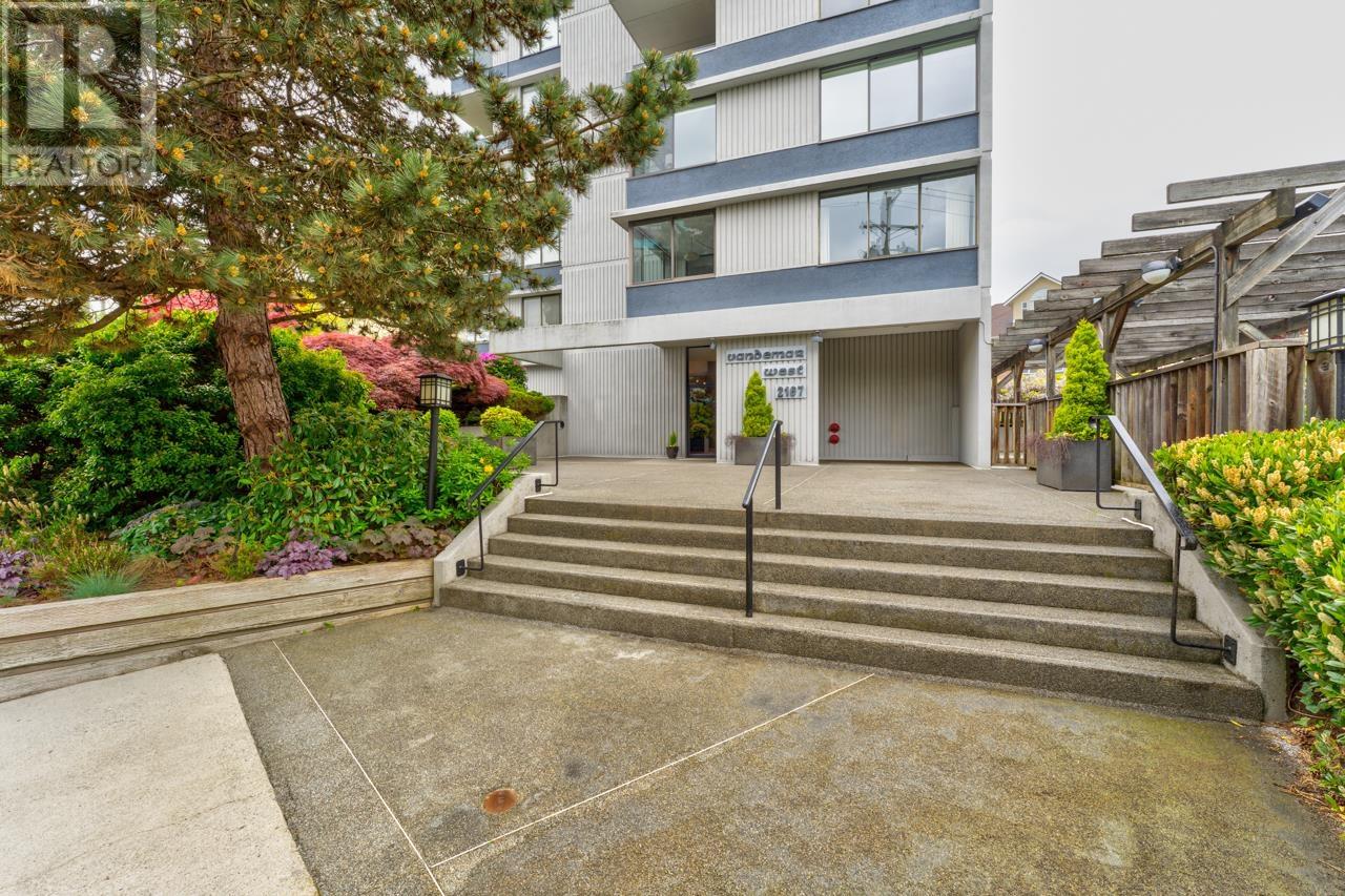 Property at 203 2167 BELLEVUE AVENUE image 3