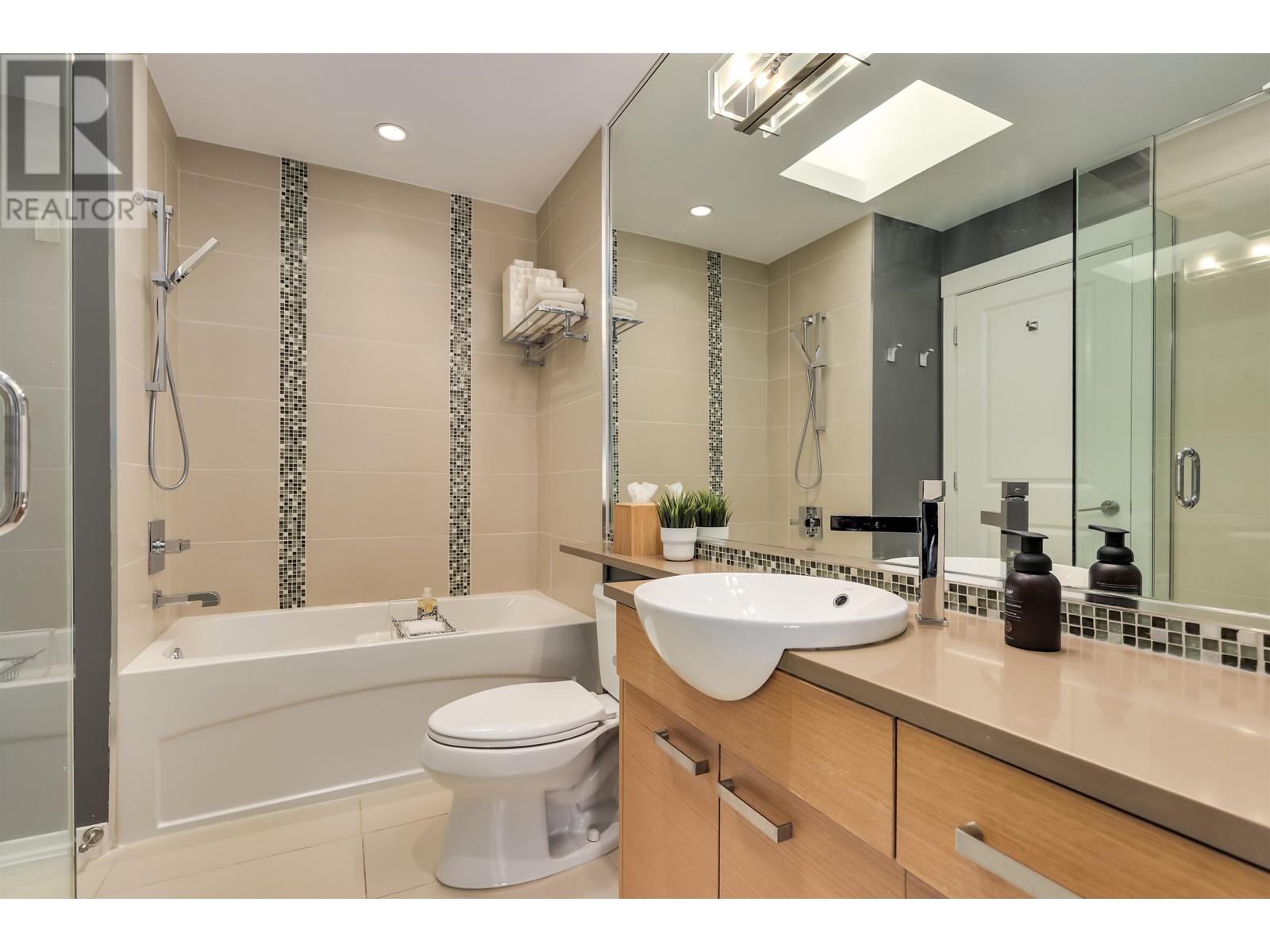 Listing Picture 16 of 25 : 950 W 15TH AVENUE, Vancouver / 溫哥華 - 魯藝地產 Yvonne Lu Group - MLS Medallion Club Member