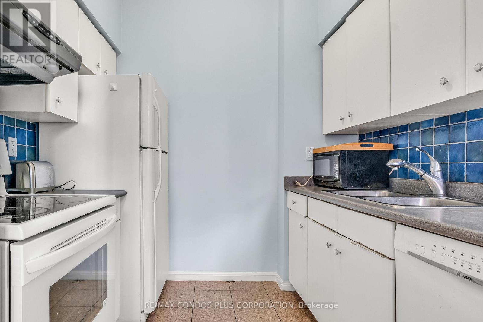 2403 - 24 Wellesley Street W, Toronto, Ontario  M4Y 2X6 - Photo 6 - C12011038