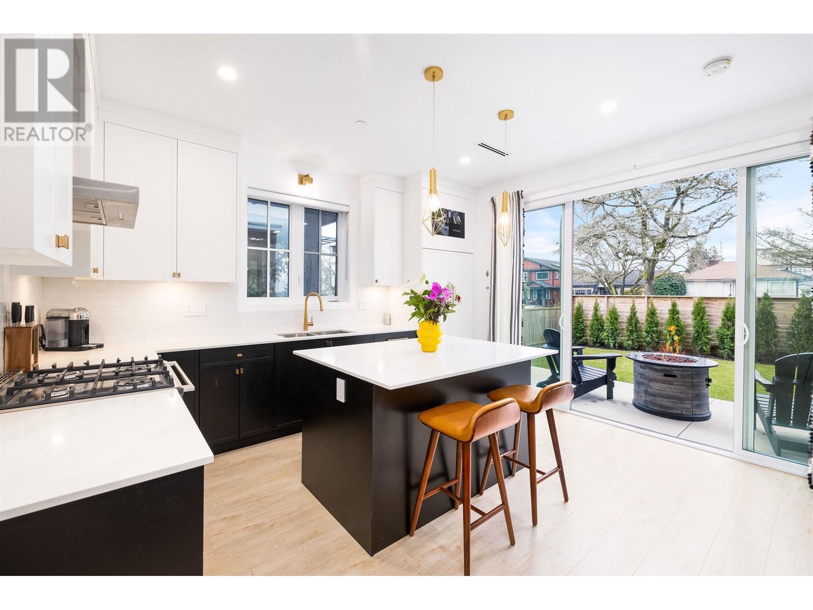 Listing Picture 9 of 27 : 1 3119 CHARLES STREET, Vancouver / 溫哥華 - 魯藝地產 Yvonne Lu Group - MLS Medallion Club Member