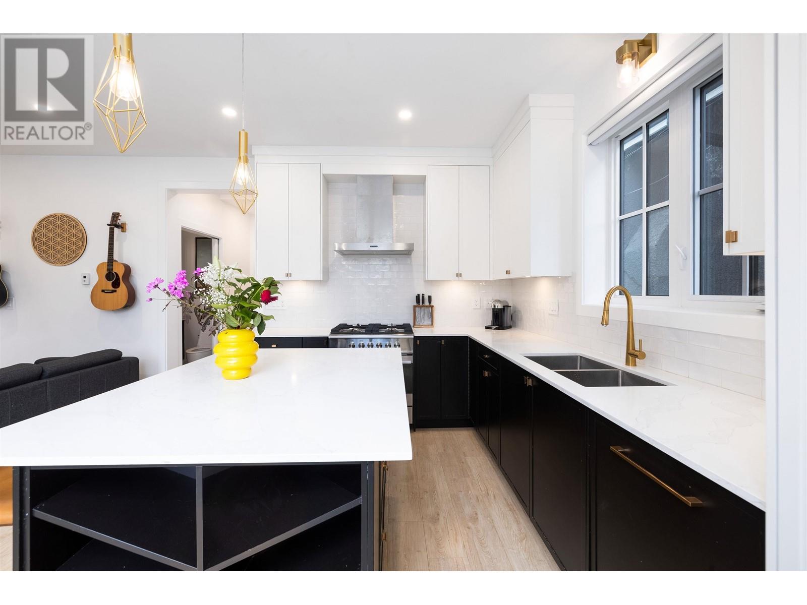 Listing Picture 8 of 27 : 1 3119 CHARLES STREET, Vancouver / 溫哥華 - 魯藝地產 Yvonne Lu Group - MLS Medallion Club Member