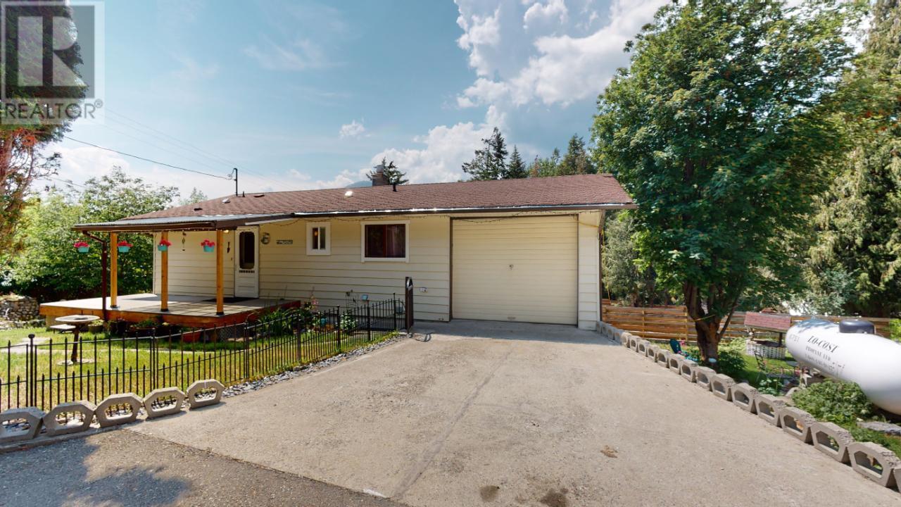 9271 CAMPBELL Street, Moyie, British Columbia