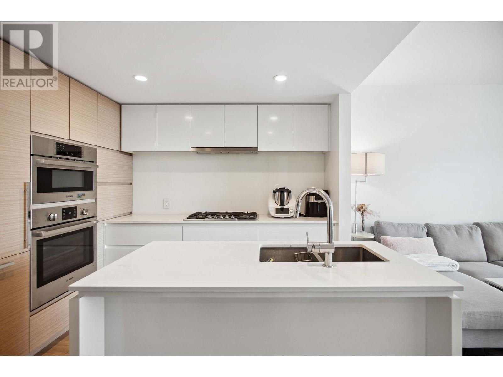 Listing Picture 10 of 40 : 806 6900 PEARSON WAY, Richmond / 烈治文 - 魯藝地產 Yvonne Lu Group - MLS Medallion Club Member