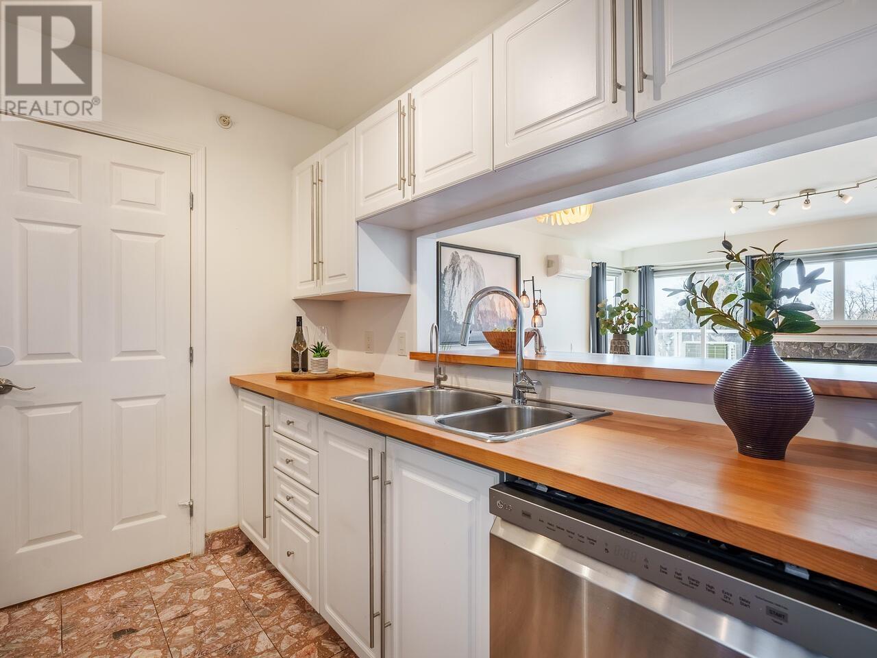 Listing Picture 12 of 21 : 405 2965 HORLEY STREET, Vancouver / 溫哥華 - 魯藝地產 Yvonne Lu Group - MLS Medallion Club Member