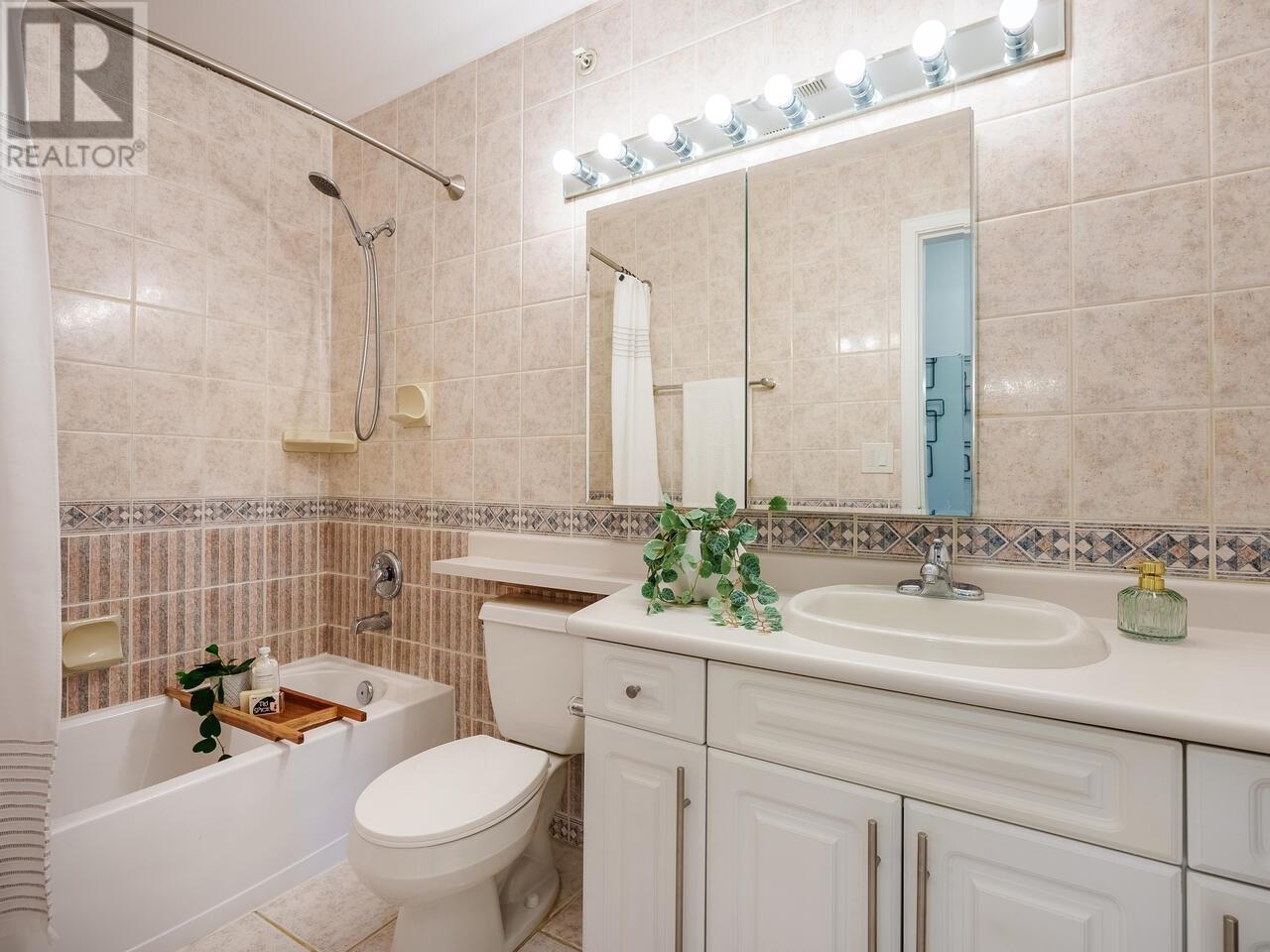 Listing Picture 15 of 21 : 405 2965 HORLEY STREET, Vancouver / 溫哥華 - 魯藝地產 Yvonne Lu Group - MLS Medallion Club Member