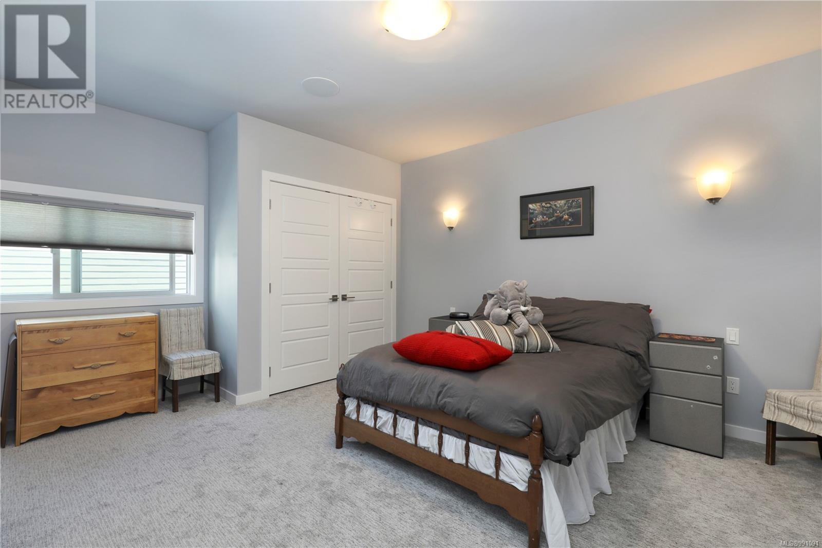 Property at 574 Andrew Ave image 4