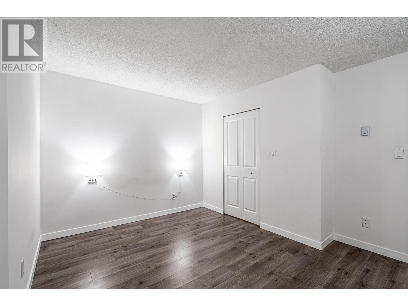 Listing Picture 12 of 20 : 105 9584 MANCHESTER DRIVE, Burnaby / 本拿比 - 魯藝地產 Yvonne Lu Group - MLS Medallion Club Member