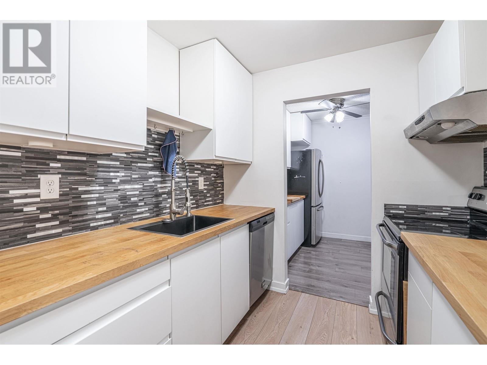 Listing Picture 2 of 20 : 105 9584 MANCHESTER DRIVE, Burnaby / 本拿比 - 魯藝地產 Yvonne Lu Group - MLS Medallion Club Member