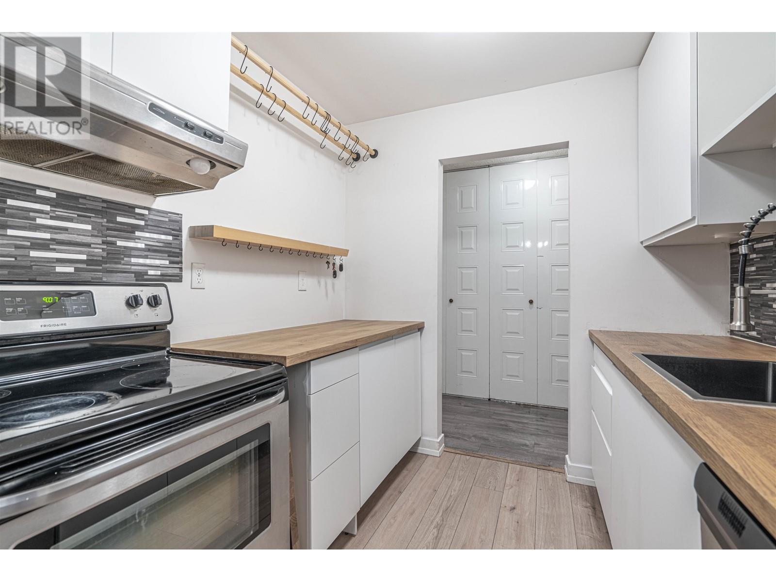 Listing Picture 3 of 20 : 105 9584 MANCHESTER DRIVE, Burnaby / 本拿比 - 魯藝地產 Yvonne Lu Group - MLS Medallion Club Member