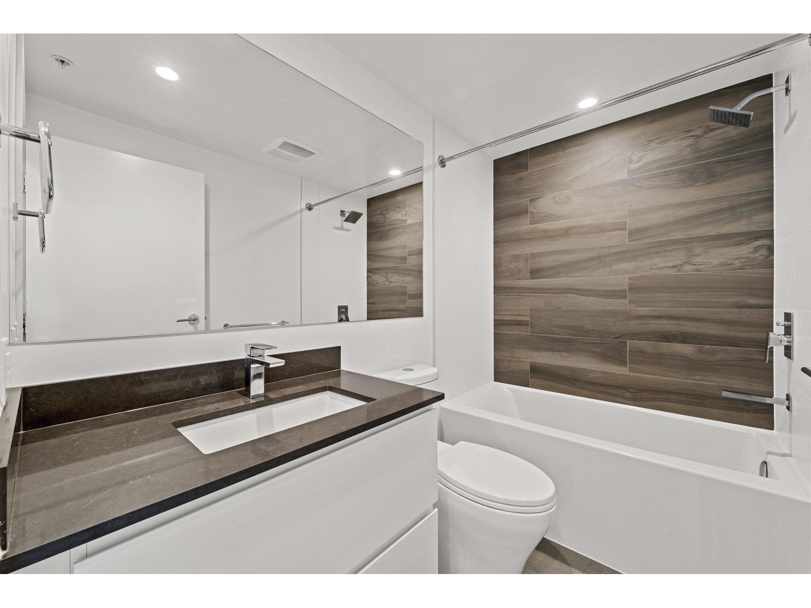 1709 13655 Fraser Highway, Surrey, British Columbia  V3T 0P8 - Photo 4 - R2975922