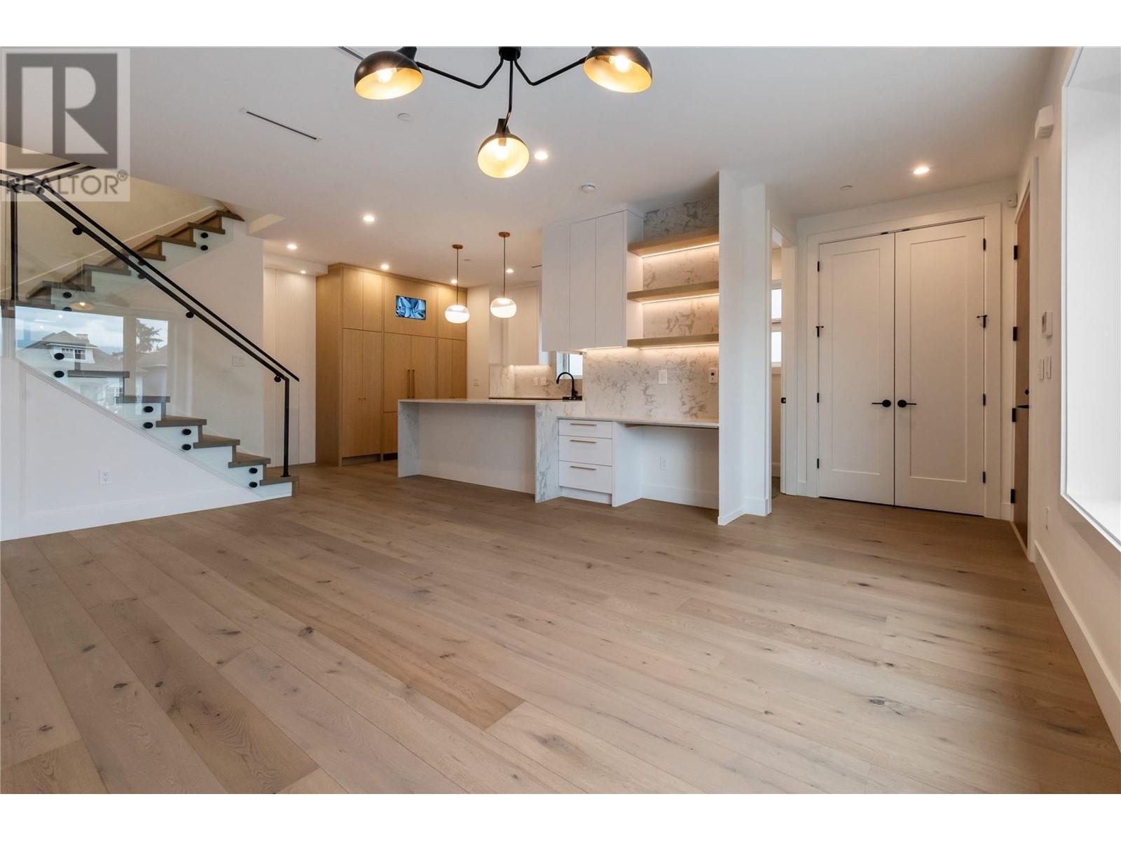 Listing Picture 2 of 27 : 1 1982 VENABLES STREET, Vancouver / 溫哥華 - 魯藝地產 Yvonne Lu Group - MLS Medallion Club Member