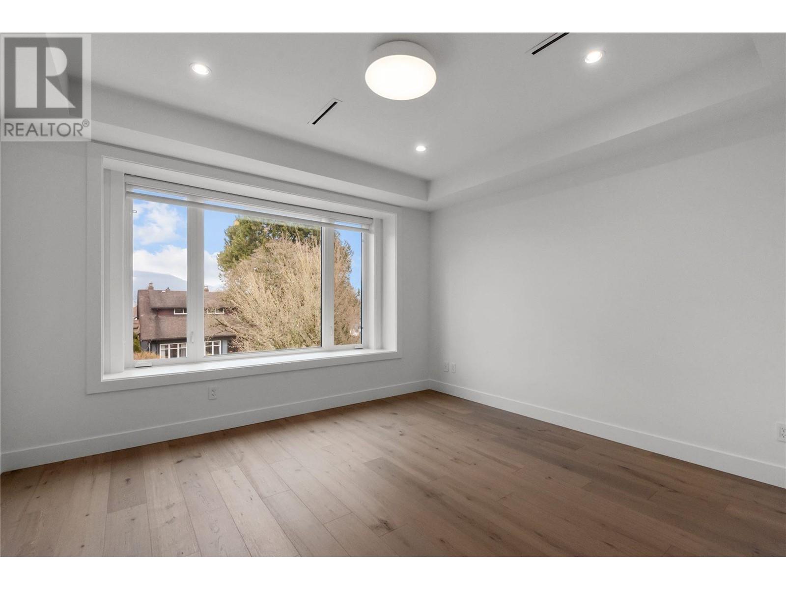 Listing Picture 11 of 27 : 1 1982 VENABLES STREET, Vancouver / 溫哥華 - 魯藝地產 Yvonne Lu Group - MLS Medallion Club Member