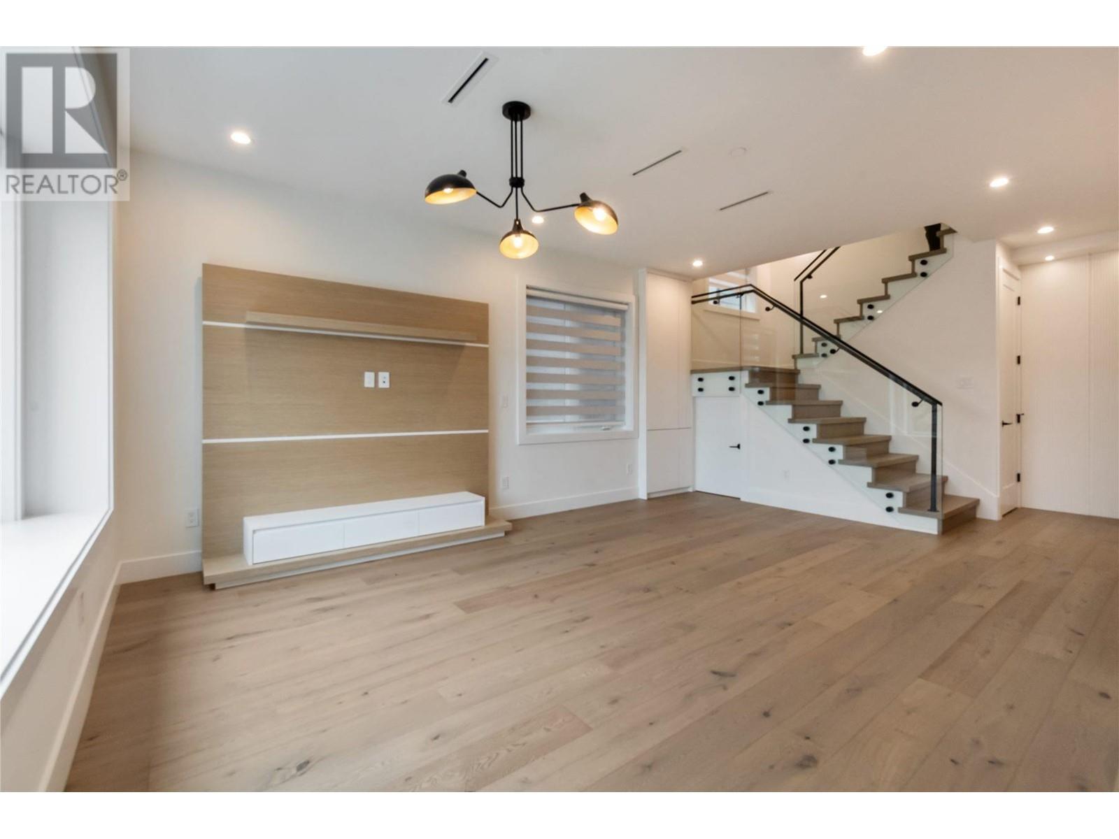 Listing Picture 3 of 27 : 1 1982 VENABLES STREET, Vancouver / 溫哥華 - 魯藝地產 Yvonne Lu Group - MLS Medallion Club Member