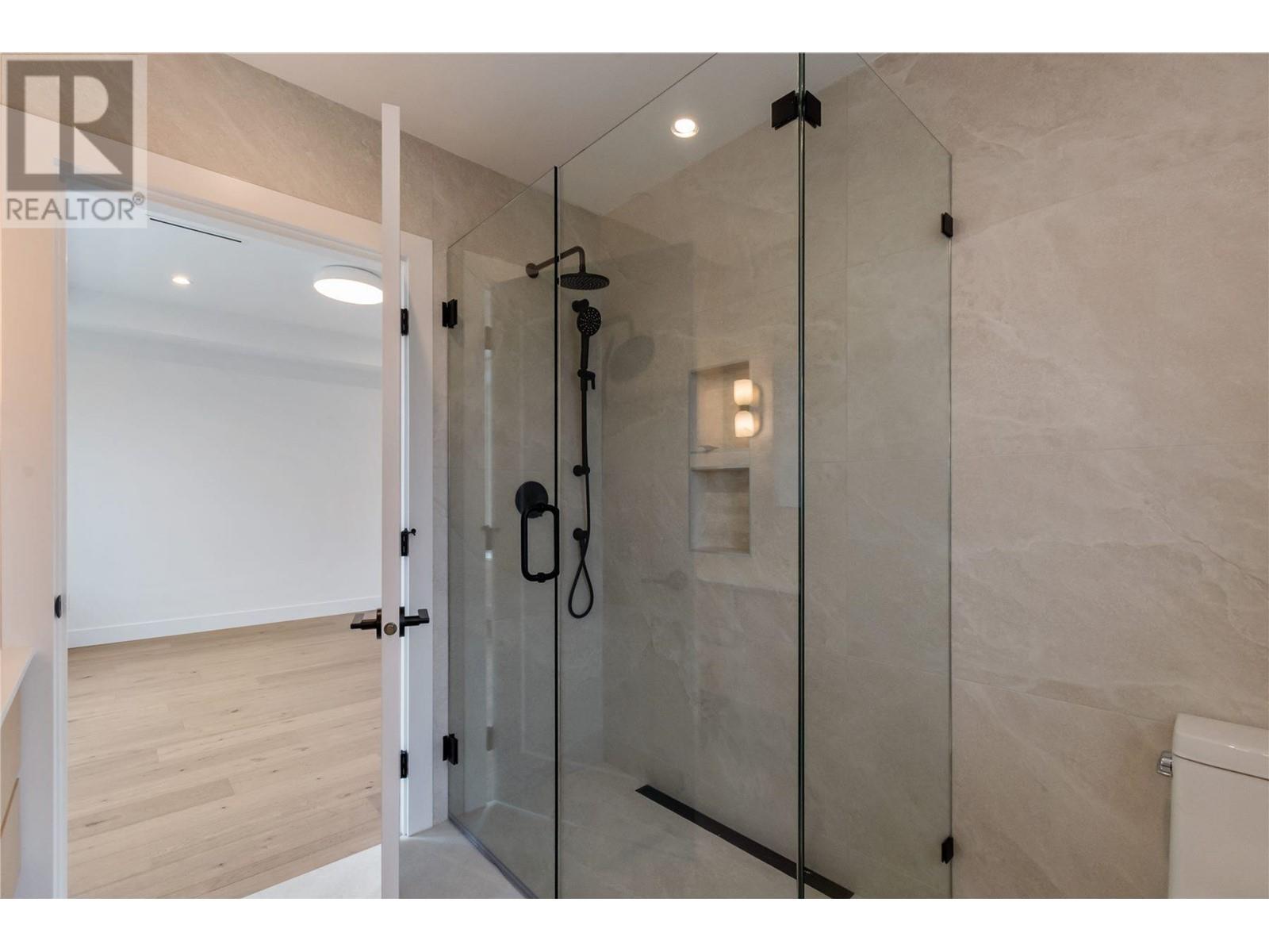 Listing Picture 17 of 27 : 1 1982 VENABLES STREET, Vancouver / 溫哥華 - 魯藝地產 Yvonne Lu Group - MLS Medallion Club Member