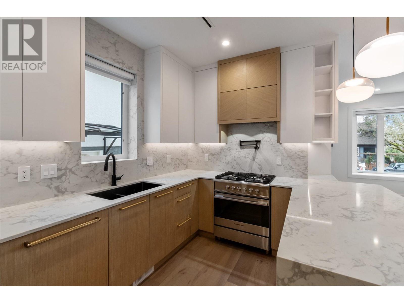 Listing Picture 8 of 27 : 1 1982 VENABLES STREET, Vancouver / 溫哥華 - 魯藝地產 Yvonne Lu Group - MLS Medallion Club Member