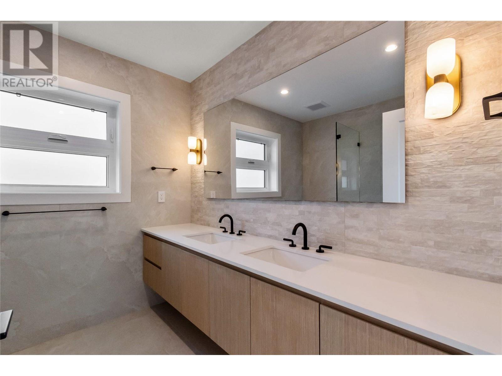 Listing Picture 16 of 27 : 1 1982 VENABLES STREET, Vancouver / 溫哥華 - 魯藝地產 Yvonne Lu Group - MLS Medallion Club Member