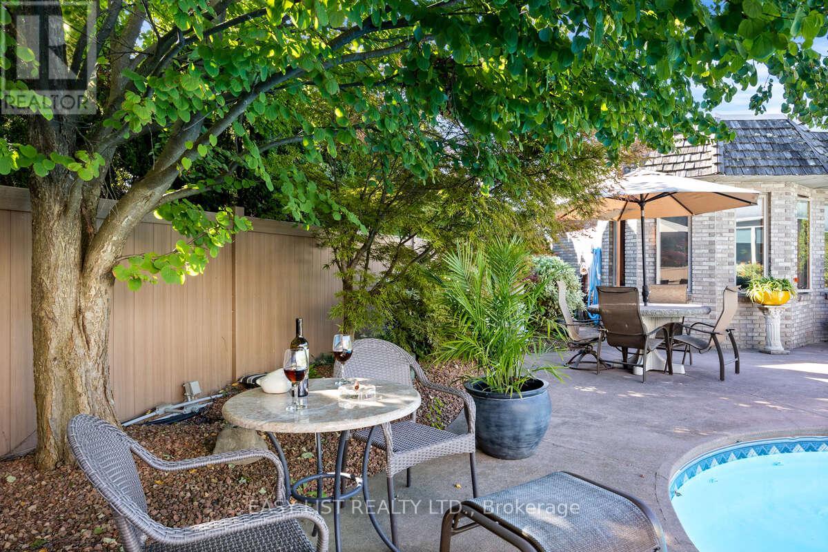 541 Kerr Crescent, Lakeshore, Ontario  N0R 1A0 - Photo 11 - X12011174