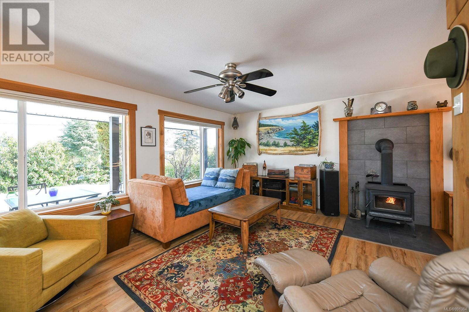 3353 First St, Cumberland, British Columbia  V0R 1S0 - Photo 3 - 991384