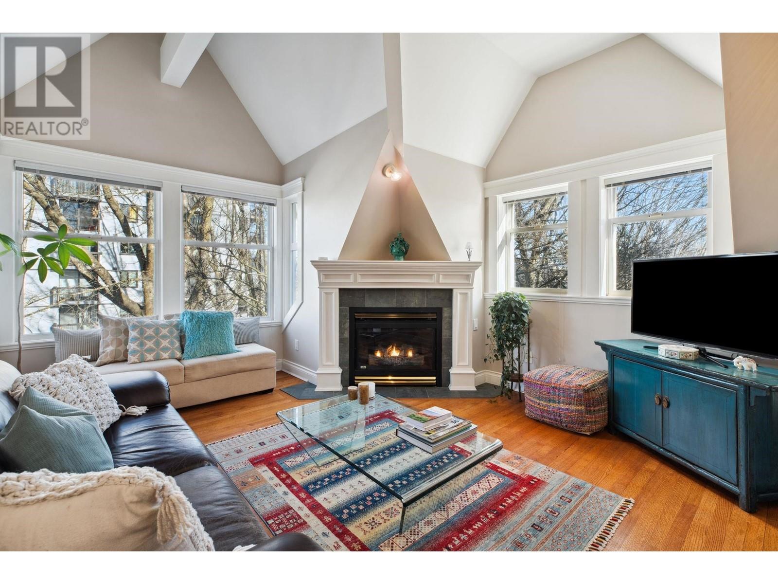 Listing Picture 2 of 35 : PH7 380 W 10TH AVENUE, Vancouver / 溫哥華 - 魯藝地產 Yvonne Lu Group - MLS Medallion Club Member