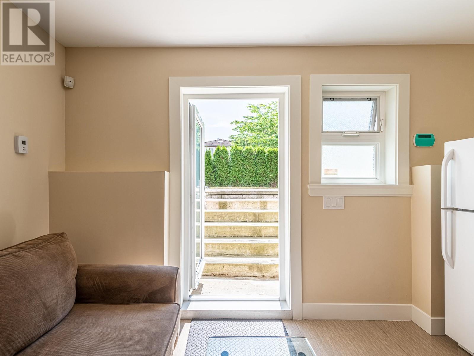 Listing Picture 12 of 39 : 2465 BROCK STREET, Vancouver / 溫哥華 - 魯藝地產 Yvonne Lu Group - MLS Medallion Club Member