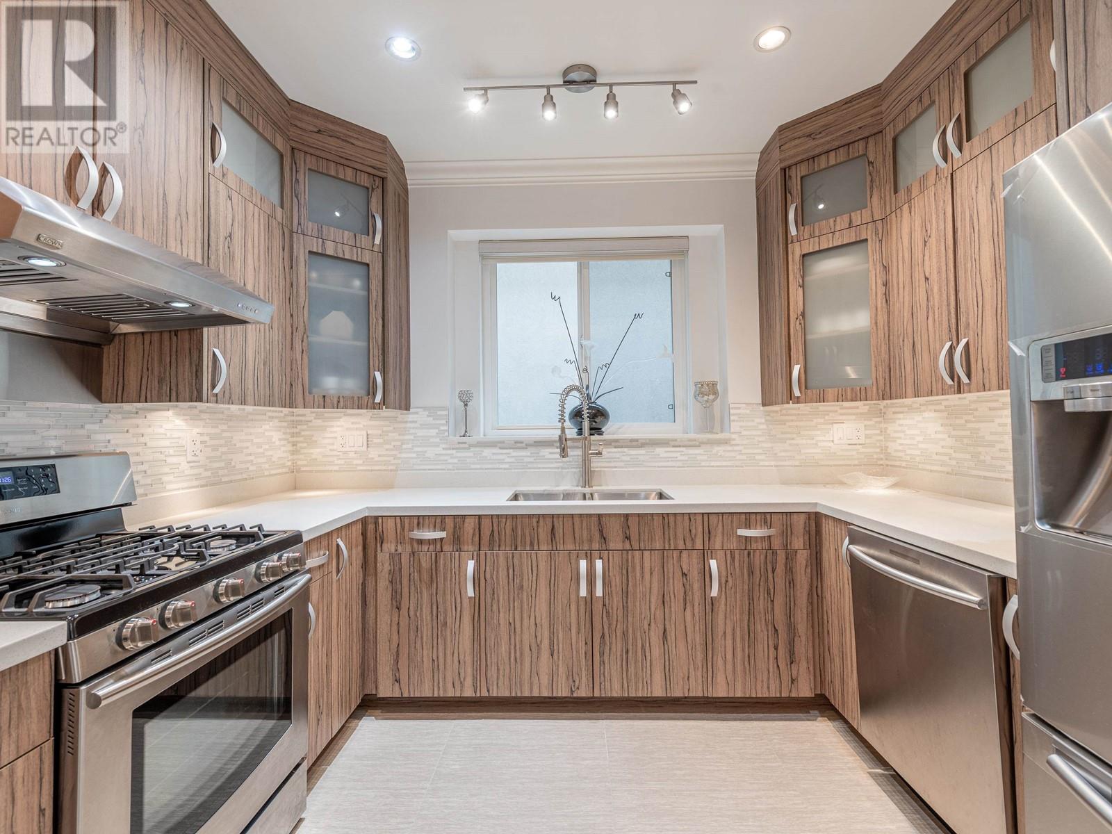 Listing Picture 21 of 39 : 2465 BROCK STREET, Vancouver / 溫哥華 - 魯藝地產 Yvonne Lu Group - MLS Medallion Club Member