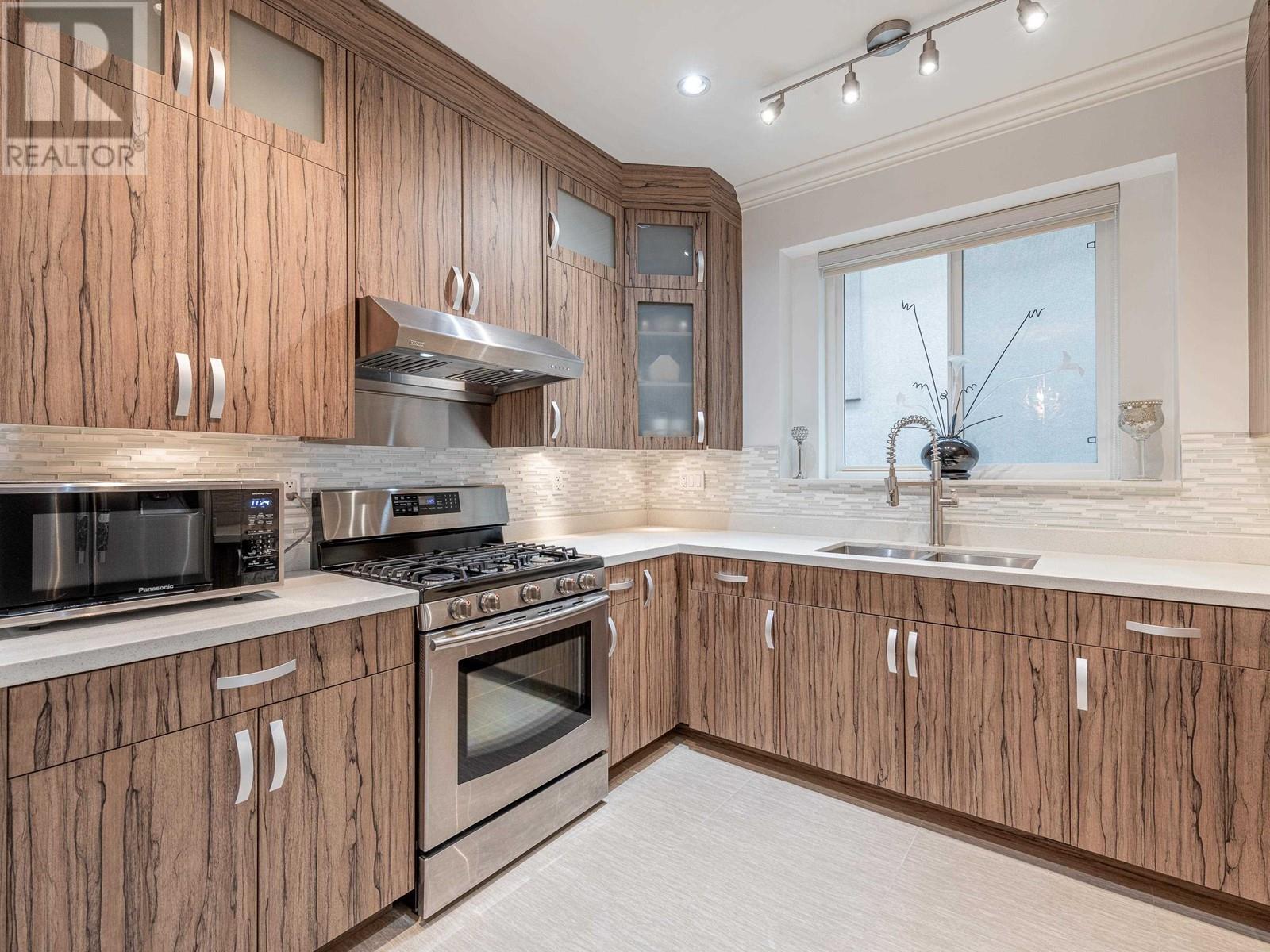 Listing Picture 20 of 39 : 2465 BROCK STREET, Vancouver / 溫哥華 - 魯藝地產 Yvonne Lu Group - MLS Medallion Club Member