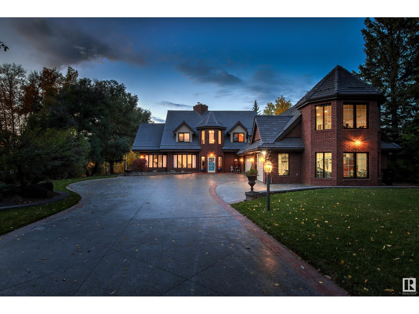 Property at 116 Windermere DR NW image 1