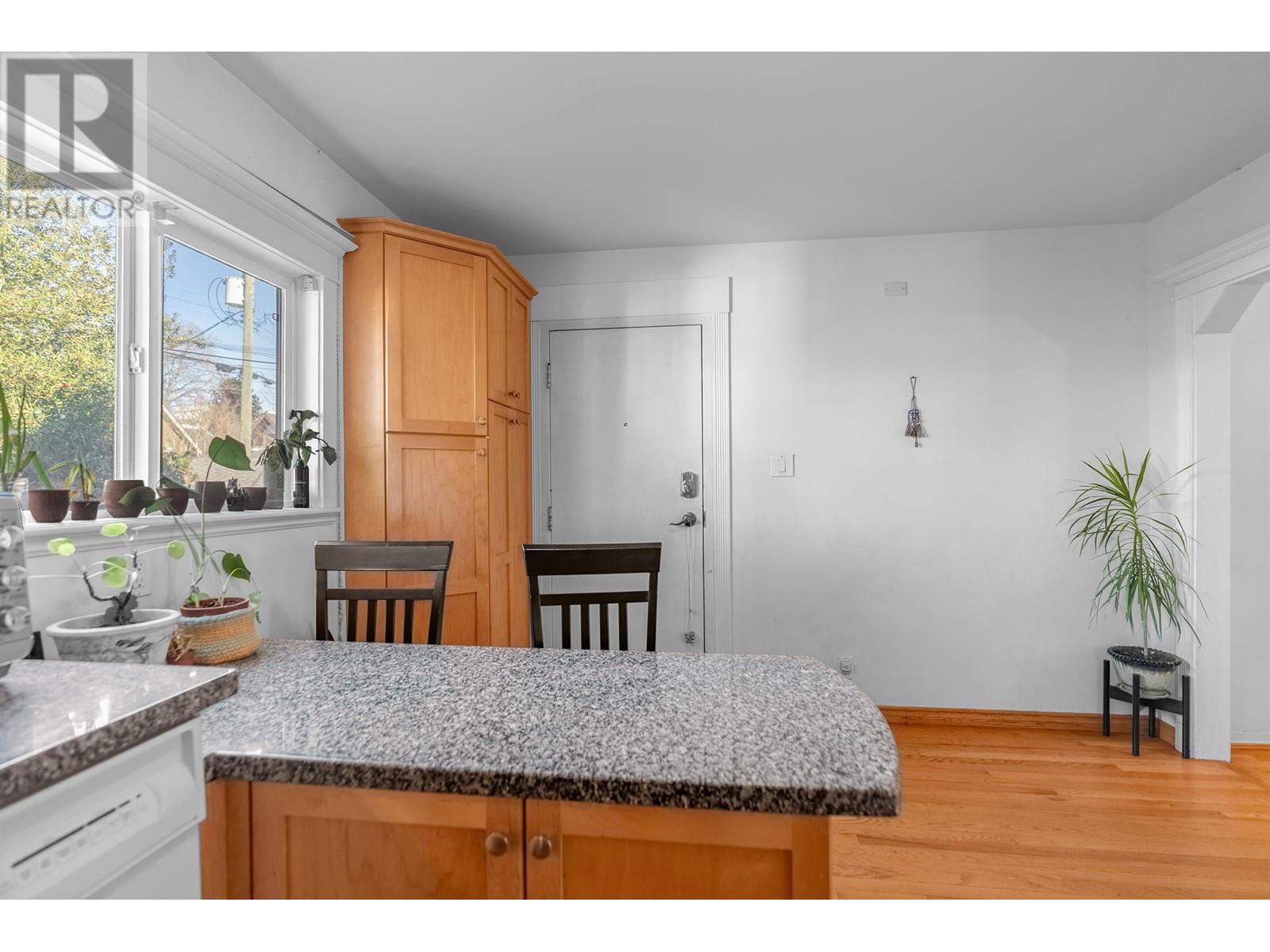 Listing Picture 15 of 29 : 3443 W 2ND AVENUE, Vancouver / 溫哥華 - 魯藝地產 Yvonne Lu Group - MLS Medallion Club Member