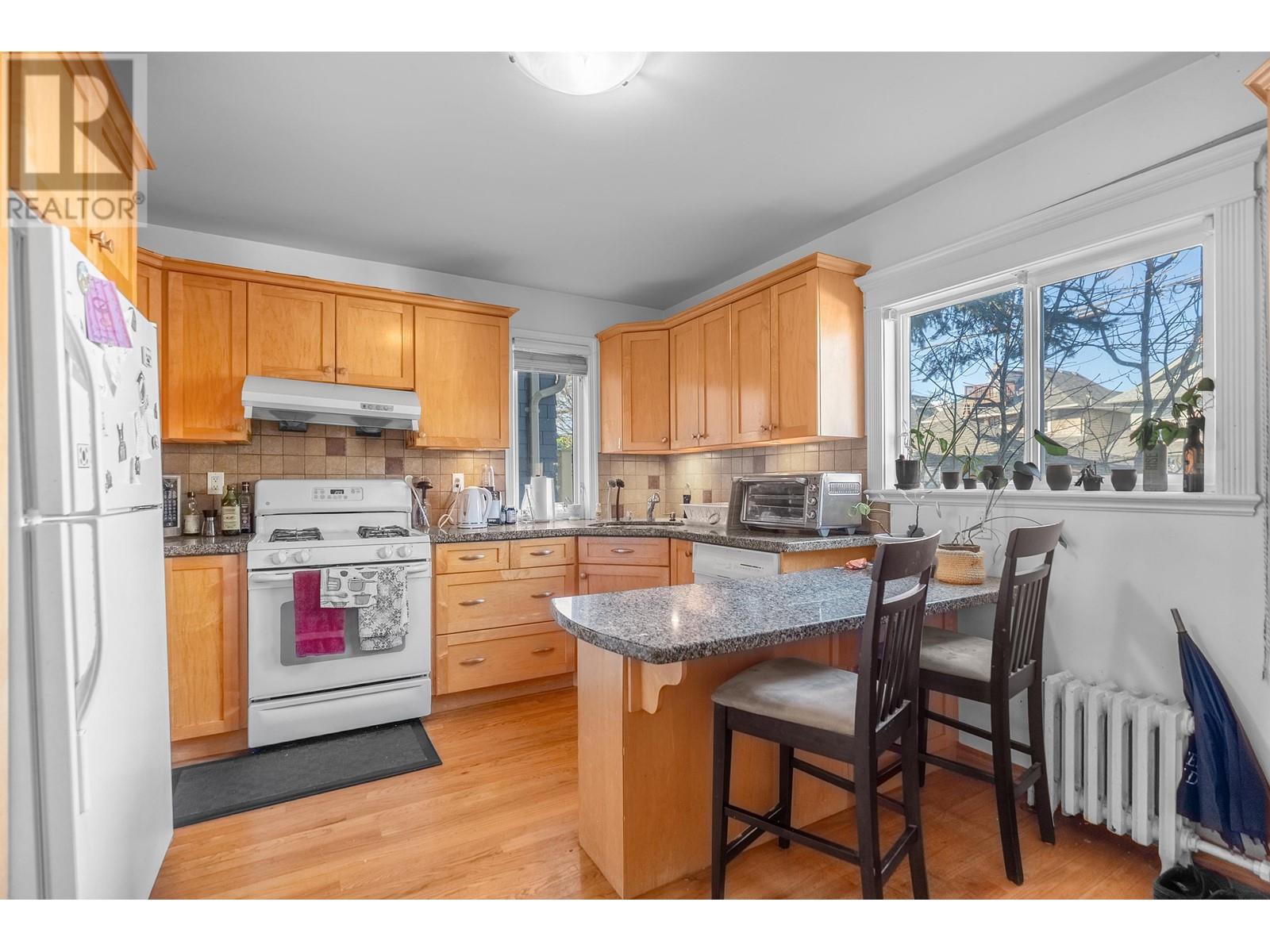 Listing Picture 14 of 29 : 3443 W 2ND AVENUE, Vancouver / 溫哥華 - 魯藝地產 Yvonne Lu Group - MLS Medallion Club Member